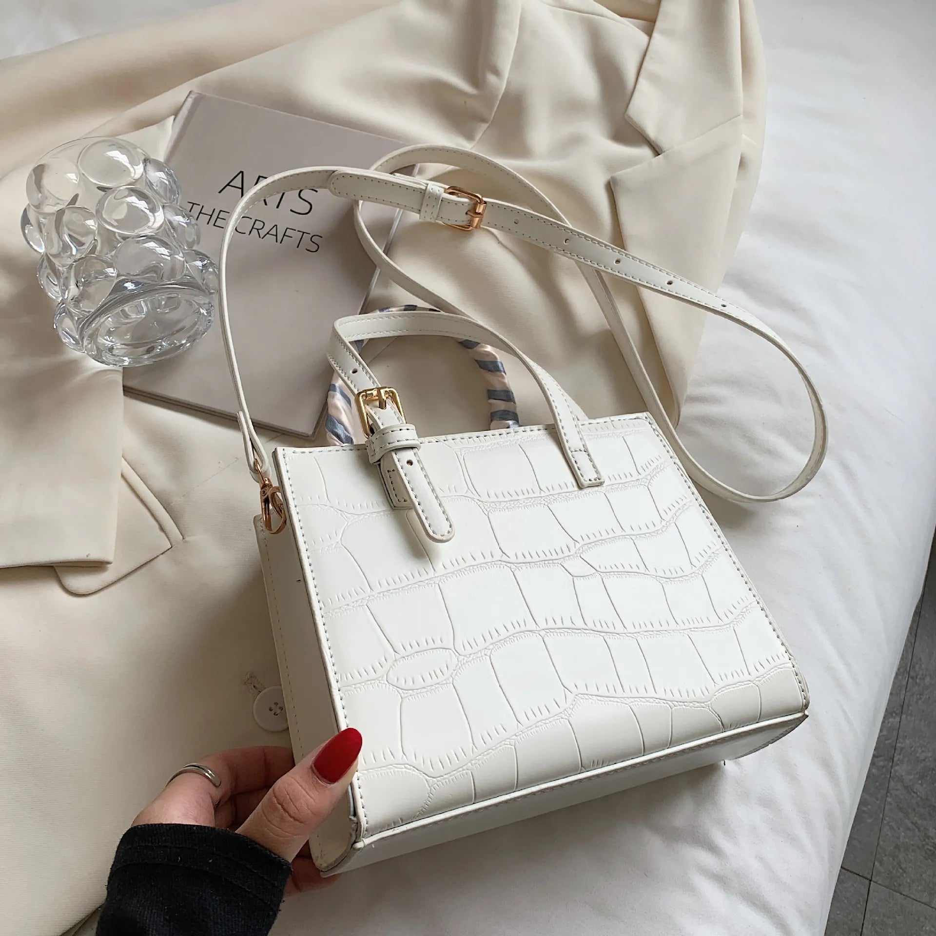 Small structured shoulder bag – Compact, urban and refined