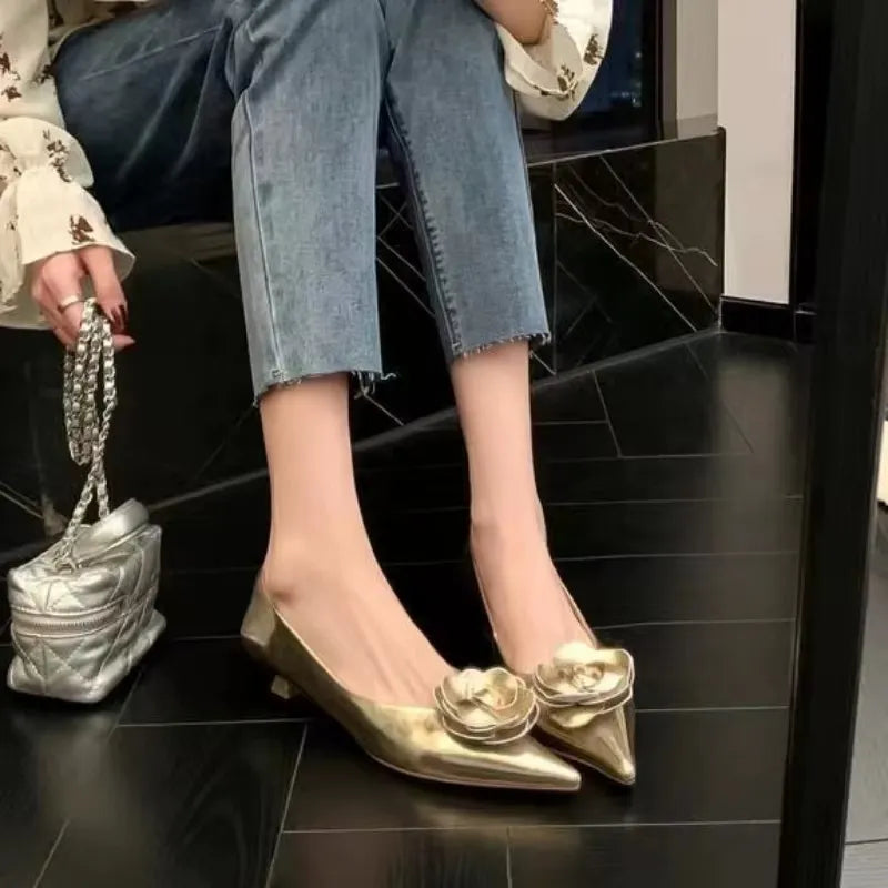 Elegant women's shoe with embossed flower - Low heel and everyday comfort